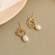 Double Hoop Pearl Earrings Hoop Pearl Earrings, Bridesmaid Pearl Earrings, Just Be Yourself, White Earring, Bridesmaid Pearls, Twisted Metal, Baroque Pearl Earrings, Gold Pearl Earrings, Pearl Types