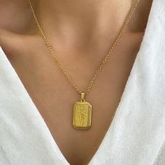 Fatima Hand Necklace. A Good luck Necklace with the hand of Fatima in geometric pendant. A chunky gold necklace to offer as a Christmas gift for her A unique boho style pendant that is so bright and elegant.. This hamsa hand necklace with the rectangle gold pendant is a great idea for a layered style. Stainless steel chain, brass pendant, High quality 24K gold finish  Handmade in Greece    >>Chain SIZE Available options in length of  15 (Small) 20 (medium) 25 (large) inches   >>IS IT A GIFT? Thi Chunky Gold Necklace, Hamsa Hand Necklace, Chunky Gold Necklaces, Luck Necklace, Fatima Hand, Good Luck Necklace, Layered Style, Hand Necklace, Protection Necklace