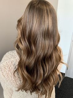 Lightly Wavy Hair, Baby Lights Light Brown Hair, Baby Lights On Light Brown Hair, Caramel Bronde Haircolor, Light Brown Hair With Subtle Highlights, Blended Highlights On Brown Hair, Baby Lights On Brown Hair, Natural Highlights For Light Brown Hair, Light Brown Hair With Babylights