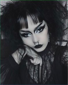 Goth Eyeliner Looks, Goth Eyeliner, Alternative People, Goth Makeup Tutorial, Eyeliner Designs