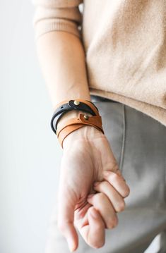 Женский кожаный браслет Коричневый кожаный браслет Кожаный - Etsy.de Bracelets Leather Women, Adjustable Brown Bracelet, Adjustable Brown Bracelets For Everyday Use, Everyday Brown Bracelet, Modern Adjustable Double Band Bracelets, Adjustable Brown Wrap Bracelet For Everyday, Adjustable Leather Strap Wristband Bracelet, Minimalist Adjustable Leather Wristband, Adjustable Minimalist Leather Wristband