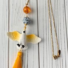 Ленора Дам Пайпер Попугай Кулон Ожерелье - Etsy Франция Spiritual Long Tassel Necklace As A Gift, Handmade Long Tassel Necklace Gift, Handmade Tassel Necklace As Gift, Handmade Dangle Tassel Necklace For Gift, White Long Tassel Necklace As Gift, Handmade White Tassel Necklace As Gift, Handmade White Tassel Necklace For Gift, Queen Mum, Dinosaur Necklace