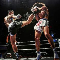 Delivering the lethal spinning kick with such a force in a kickboxing match. Kickboxing Reference, Kickboxing Art, Sports Motivation, Boxe Thai, Trening Sztuk Walki, Boxing Match