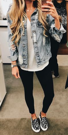 I love the whole outfit especially the distressed jean jacket. I like the shoes but not animal print. Leggings Outfit Spring, Denim Shirt Outfit, Steet Style, Casual Chic Spring, Look Legging, Casual Denim Jacket, Women's Outfits, High Street Fashion, Legging Outfits