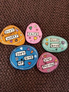 Rock Painting Inspirational, Easy Things To Paint On Rocks, Kindness Rocks Ideas, Writing On Rocks, Positive Rocks, Inspirational Painted Rocks, Happy Rock, Garden Rock Art