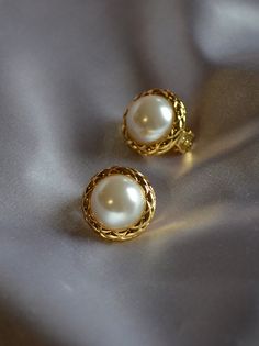 Hold Earrings Design, Retro Round Earrings For Anniversary, Vintage Clip-on Pearl Earrings For Gift, Vintage Clip-on Pearl Earrings As Gift, Vintage Clip-on Plug Earrings As Gift, Gold Vintage Earrings, 1970s Luxury, Vintage Pearl Earrings, Pearl Earrings Designs