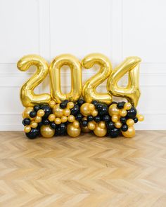 nye-2024-balloons-pedestal New Year Backdrop, Black And Gold Balloons, Sweets Table, Nye Party, Gold Number, Gold Balloons, Balloon Decorations Party, Foil Balloons, Balloon Decorations