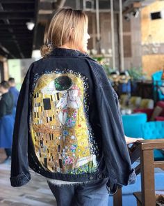 Jean Painting, Klimt The Kiss, Zsazsa Bellagio, Diy Denim Jacket, Klimt Art, Hand Painted Denim Jacket, Denim Art, Painted Denim Jacket, Painted Jacket