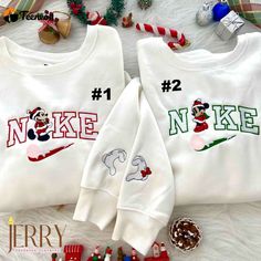 Introducing the perfect festive attire for all Disney enthusiasts – the Mickey and Minnie Mouse Couple Christmas Disney Nike Embroidered Disney Christmas Couple Shirts, Pull Nike Disney, Nike Couple Hoodies, Nike Christmas Crewneck, Disney Christmas Sweatshirts, Pull Nike, Christmas Nike, Disney Christmas Outfits, Nike Embroidered Sweatshirt