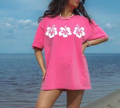 Hibiscus shirt for women. Cute preppy shirt for teens. Oversized  beach tee. Beachy shirt for beach trip. Hibiscus Flower Beach Tee, 90s Vacation Aesthetic, Aloha Tee, Tropical vacation shirt. Preppy clothes. Summer shirt for teens. Back to school shirt. Gift for teens. Comfort Colors T-shirts are 100% ring-spun Cotton, super soft and breathable. The soft-washed, garment-dyed fabric brings extra coziness to your wardrobe while the relaxed fit makes it an excellent daily choice. ** More Hibiscus Hibiscus Shirt, Cute Summer Shirts, Preppy Gifts, Preppy Shirt, Preppy Beach, Hawaii Aloha, Preppy Clothes, Beach Tee, Crewneck Style