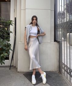 Silk Skirt Outfit, Satin Skirt Outfit, Mode Shoes, Long Skirt Outfits, Rock Outfit, Elegante Casual, Stylish Work Outfits, Skirt Outfit