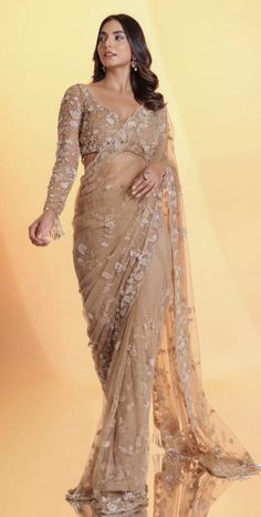 Reception Fancy Saree For Bride, Blouse Designs For Net Saree, Golden Lehenga Simple, Saree For Engagement Brides, Engagement Saree Look, Wedding Mehendi Designs, Reception Sarees For Bride, Western Sarees, Wedding Frock Designs