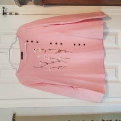 This Top Is So Pretty And Sweet. It Is A Pale Pink With Daisy Flowers And Button Trim. There Is An Interfaced Trim On The Inside Front Neck And The Blouse Is Brand New. Unfortunately The Mail Order Often Does Not Come With Tags,As In This Case. Measurements: Busy Or P2p 22", Length 25-1/2", Sleeve 23 Fabric: 100% Cotton Size Xl Thank You For Shopping In My Closet. If You Have Any Questions, Please Feel Free To Contact Me. B3 Spring Crew Neck Blouse With Buttons, Feminine Long Sleeve Tops With Buttons, Pink Long Sleeve Top With Buttons, Daisy Flowers, Cotton Blouse, Mail Order, Cotton Blouses, Daisy Flower, So Pretty