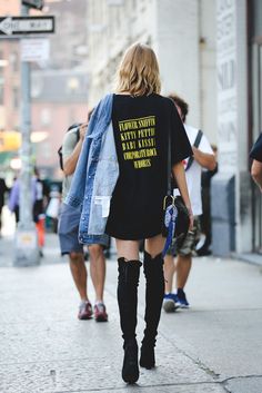 This Season NYFW Street Style Is All About Minimalism #refinery29 Pants are… Outfit Photos, Nyfw Street Style, Outfit Inspiration Fall, Street Style Inspiration, Inspired Outfits, Street Chic, Looks Style, Mode Inspiration, Oversized Tee