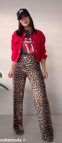 Nail Artist Outfit, Leather Pants Outfit Work, Outfit Pantalon Rojo, Leopard Print Pants Outfit, Red Jacket Outfit, Leopard Print Outfits, Animal Print Outfits, Looks Street Style, Classy Casual Outfits