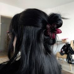 Flower In Short Hair, Flower Hair Clip Hairstyle, Dyed Hair Aesthetic Faceless, Red Flower Hair Clip, Hibiscus Flower Claw Clip, Hibiscus Flower Clip, Rose Claw Clip, Hibiscus Claw Clip, Flower Hair Clips Aesthetic