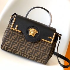 Fendi & Versace joint handbag fabric material with long handle and detachable chain shoulder strap
Size:25-9.5-18cm Evening Top Handle Monogram Canvas Bag, Evening Monogram Canvas Top Handle Bag, Evening Top Handle Shoulder Bag In Monogram Canvas, Designer Monogram Canvas Satchel For Evening, Evening Monogram Canvas Crossbody Shoulder Bag, Monogram Canvas Top Handle Satchel For Evening, Evening Monogram Canvas Top Handle Satchel, Evening Satchel With Detachable Strap In Monogram Canvas, Evening Monogram Canvas Satchel With Detachable Strap