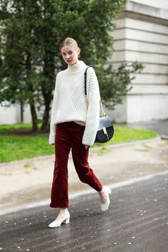 Cropped red pants with a turtleneck sweater, white pumps, and a Chloe bag. Velvet Pants Outfit, Ada Kokosar, Street Style 2016, Style Casual Chic, Paris Fashion Week Street Style, Fall Outfits For Work, Street Style Trends, Knit Turtleneck, Autumn Street Style