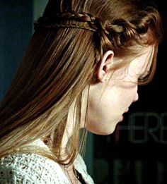 lydia martin hairstyle: run a straightener through it to give it that sleek, shiny look. Part in middle and comb the rest back. With both sides of the bangs, twist them toward the center of your head and then began braiding. Leave out a strand or two to fall in your forehead. Add hair into the braid as you go Make sure to not braid below the ear, instead staying about an inch higher. Braid both sides of the bangs like this create the tinier braid underneath the larger one, Lydia Martin Quotes, Lydia Martin Hair, Side Head Braid, Lydia Martin Hairstyles, Lydia Martin Aesthetic, Lydia Martin Style, Martin Aesthetic, Lydia Martin Outfits, Holland Roden