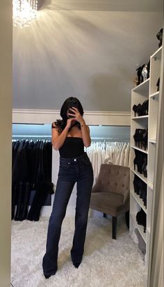 Crop Top Jeans And Boots Outfit, Vegas Street Style Summer, Minimalist Going Out Outfit, 2024 Going Out Outfits, Nightout Outfit Casual, Winter Nightout Outfits, Going Out Outfits With Sneakers, February Outfits 2024, Nightout Summer Outfit