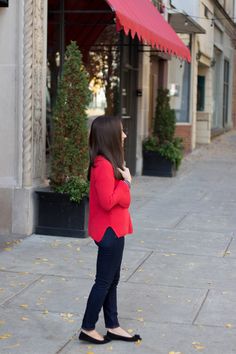 Red bell sleeve sweater styled with black ballet flats and tissue turtleneck from j crew. #womensfashion #jcrew #classicstyle Professional Work Fashion, Sweater Outfits For Work, Ballerina Flats Outfit, Red Sweater Outfit, Flat Shoes Outfit, Classic Summer Outfits, Outfit Informal, Jeans Outfit For Work, Whatsapp Profile