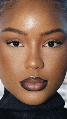 Fall Makeup Dark Skin, Sam Fine Makeup, 90s Black Woman Makeup, Brown Outline Lips, 90s Makeup Black Women, 90s Makeup Looks Black Women, 90s Makeup Trends, Teaira Walker, Outline Lips