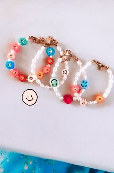 Bracelets Business, Preppy Bracelet Ideas, Bracelet Combos, Bracket Ideas, Anklet Ideas, Bead Business, Soccer Hairstyles, Clay Bead Bracelet Ideas, Bracelets With Beads