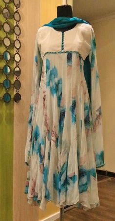 Dkffkkkk Long Kurti, Pakistani Dresses Casual, Long Dress Design, Salwar Kamiz, Kurti Designs Party Wear, Sleeves Designs For Dresses, Kurta Designs Women, Simple Pakistani Dresses, Designer Party Wear Dresses