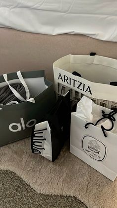 Aritzia Shopping Bag Aesthetic, Shopaholic Aesthetic, Fall Outfits Capsule Wardrobe, Healthy Recipes Meal Prep, Outfits Capsule Wardrobe, Activities Wedding, Recipes Meal Prep, Travel New York, Fall Decor Bedroom