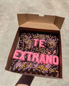 someone is holding up a box that says te extrano