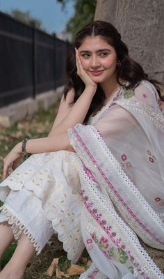 Dresses Casual Pakistani, Dur E Fishan Saleem, Pakistani Women, Pakistani Women Dresses, Celebrity Fashion Looks, Pakistani Fashion Casual, Pakistani Wedding Outfits, Stitching Dresses