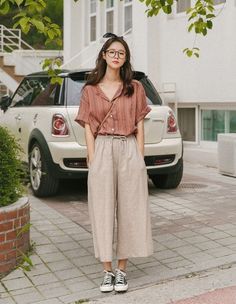 Summer Outfits Pants Casual, Square Pants Outfit Classy, Summer Pants Outfits Casual, Casual Day Outfit Summer Street Style, Korean Women Outfits, Cute Korean Summer Outfits, Casual Day Outfits Summer, Korean Casual Outfits Women, Summer Clothes Korean Style