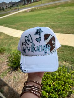 Spirit Week Outfits, Painted Hats, Football Themes, Baseball Trucker Hat, Hat Patches, Hat Ideas, Diy Hat, Hat Pins, Ball Cap