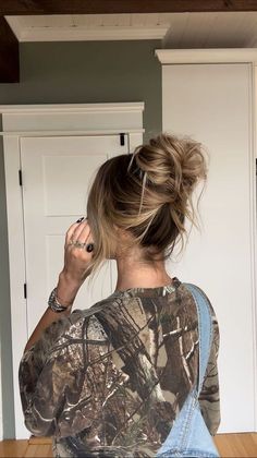 Claw clip style for medium length hair ❤️‍🔥 #springhair #clawcliphairstyle #clawclip #hairtutorial | Instagram Bun For Short Hair, Messy Bun For Short Hair, Hair Wash Day, Short Hair Bun, Workout Hairstyles, Hair Wash, Easy Hair Updos, Wash Day, Hair Tips Video