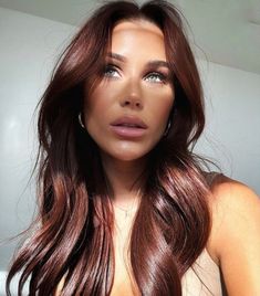 Hairsalon Outfits, Choc Brown Hair, Cherry Chocolate Brunette Hair, Dark Copper Hair Auburn, Dark Brown Copper Hair, Cherry Brunette Hair, Cherry Chocolate Hair, Chocolate Cherry Brown Hair, Hair Colour Inspo