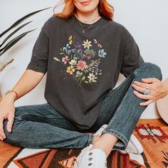 Embrace the beauty of nature with our Wildflowers Shirt! 🌸🌿 Perfect for those who love a blend of boho, cottagecore, and retro vibes, this beautiful floral t-shirt features a stunning wildflower graphic that celebrates the beauty of spring and nature. Whether you're a nature lover, florist, or simply someone who appreciates flowers, this soft and comfy tee is a must-have for your wardrobe. Perfect for nature lovers and florists: This wildflower shirt is designed for anyone who finds joy in flowers and the outdoors. Whether you're strolling through the park or working in a flower shop, this tee is perfect for you. Boho cottagecore and retro inspired design: The floral graphic brings together boho and vintage styles, making it the perfect tee for those who love cute and stylish nature-insp Wildflower Graphic, Spring Tee, Wildflower Shirt, Spring Tees, Boho Cottagecore, Nature Shirts, Boho Stil, Comfy Tees, Floral Shirt