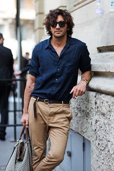 Street Style Inspiration: Men Casual Style Tech Bro, European Mens Fashion, Outfits Quotes, The Sartorialist, Brown Chinos, Male Clothes, Navy Blue Shirts, Italian Men, Trik Fotografi