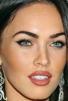 Brunette With Brown Eyes, Megan Fox Eyebrows, 2000 Makeup, 2000s Makeup Looks, Colour Eyes, Megan Fox Hair, Megan Fox Style