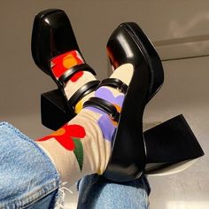 Look 80s, Mode Tips, Dr Shoes, Funky Shoes, Aesthetic Shoes, Swag Shoes, Pretty Shoes, Dream Shoes, Mode Vintage