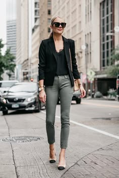 Olive Jeans Outfit, Green Jeans Outfit, Black Blazer Style, Green Pants Outfit, How To Wear Blazers, Black Blazer Outfit, Olive Green Jeans, Olive Jeans, Pretty Outfit Ideas