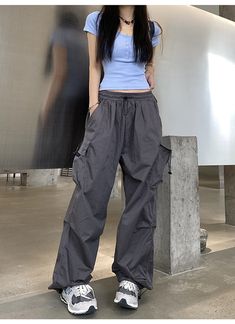 Découvre notre collection de pantalon cargo streetwear, pour femme disponible exclusivement sur notre boutique Streetwear Society Vêtements et Accessoires Streetwear. INFORMATIONS ARTICLE Pantalon Cargo Parachute au style Y2K. Cette pièce sera idéale pour apporter une touche de nouveauté et de fraîcheur à ton look tendance et fashion. La capsule s'inspire d'une vision de la mode urbaine et streetwear. MARQUE Streetwear Society est la collection où tu découvriras toutes les dernières tendances, q Streetwear Techwear, Womens Techwear, Harajuku Casual, Parachute Cargo, Estilo Hippy, Y2k Women