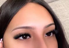 Straight Eyebrows With Soft Arch, Slightly Arched Eyebrows, Eyebrow Inspo Shape, Soft Arch Brows, Soft Arched Eyebrows, Eyebrow Inspo Natural, Baddie Eyebrows, Trimmed Eyebrows, Soft Arch Eyebrows