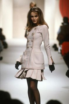 90s Bombshell, Wanda Maximoff Aesthetic, Chanel 90s, 90s Chanel, Karen Mulder, 90s Runway