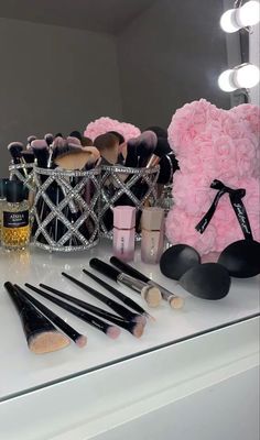 Room Baddie, Aya Core, Baddie Room Ideas, Baddie Room, Makeup Collection Goals, Flower Bear, Makeup Drawer Organization, Makeup Drawer