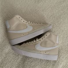 Nike Blazer Mid 77 Next Nature Light Orewood Brown (Women's) Brand New Women’s 6 Cream Blazers Shoes, Nike Blazer Mid 77 Womens, Nike Blazera, Custom Blazer Nike, Aesthetic Blazers Nike, Cute Blazers Nike, Brown Nike Blazers, Nike Hightops Outfit, Nike Blazers Aesthetic