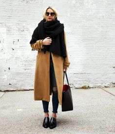 You can't go wrong with a good oversized black scarf. Mantel Outfit, Camel Coat Outfit, Outfit Classy, How To Wear A Scarf, Coat Outfit, Winter Mode, Autumn Outfits, Black Scarf