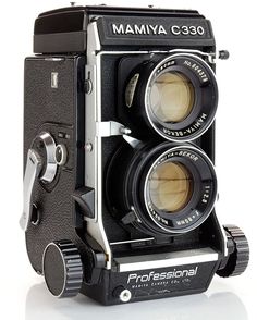 an old fashioned camera with two lenses on it