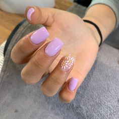 Pastel Purple Nails With Flower, Purple Nails White Flowers, Light Purple Nails Flowers, Purple Nails With Flower Design, Simple Summer Nails Purple, Purple And White Nail Ideas, Light Purple Nails With Flowers, Lavender Nails With Flowers, Purple Nails Flowers