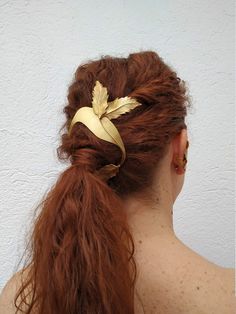 This Hummingbird bridal hair comb from brass with Gold Bird Feathers Heavenly is a Bridal hair comb.  Boho hair pin perfect like a Hummingbird Gift or Fairy hair pin. You can dress it up or dress it down to create an elegant look or an edgy look! This listing is for 1 hair comb.   You can choose between the different combinations, look my collection! Size: Length 11 cm / 4.33 inches. Width 6cm / 2.36 inches. Handmade with sustainable spanish brass.  The different brass elements are joined with h Boho Hair Pins, Feather Ear Cuff, Hummingbird Gifts, Fairy Hair, Boho Hair, Hair Adornments, Gold Ear Cuff, Wedding Hair Pins, Whimsical Fashion