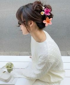 #cleangirl #flower #whiteaesthetic Hair With Flowers, Hairstyles With Flowers, Flower In Hair, Hairstyle Tutorials, Woman Accessories, Clip Hairstyles, Flower Hair Pin, Flower Hair Accessories